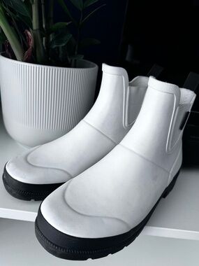 Tretorn White Chelsea Pull-On Rain Boots with Black Sole Size US 6M